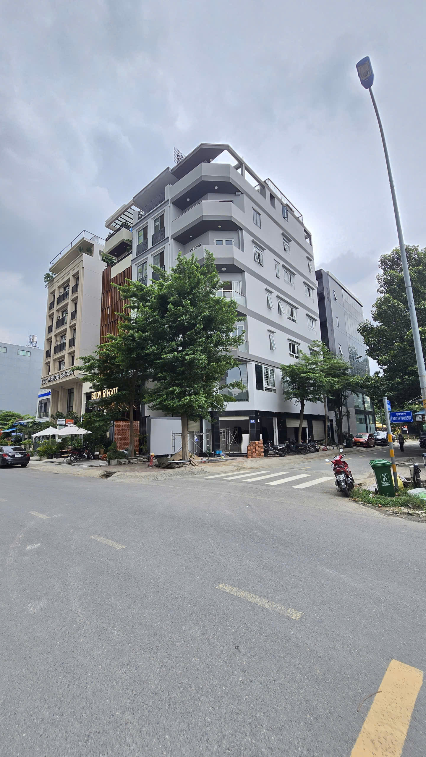 Bán tòa nhà góc 2 mặt tiền Nguyễn Thanh Sơn
